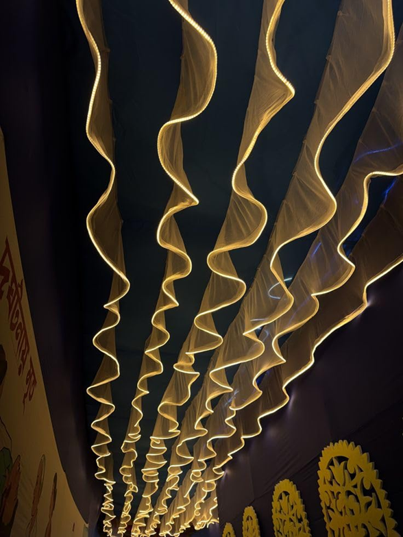 The unique S-shaped wave design Wedding Ceiling adds a touch of elegance and romance to the wedding stage. Creating a dreamy and romantic atmosphere.